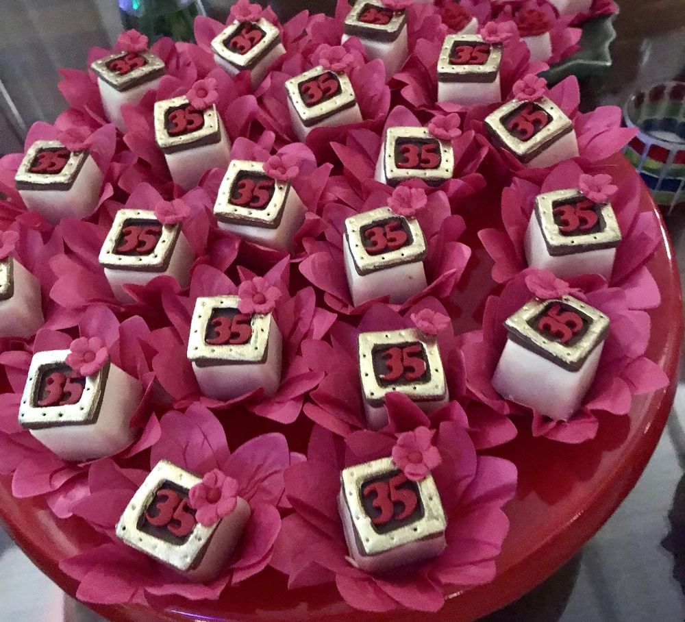 Docinhos na bandeija com o numero 35