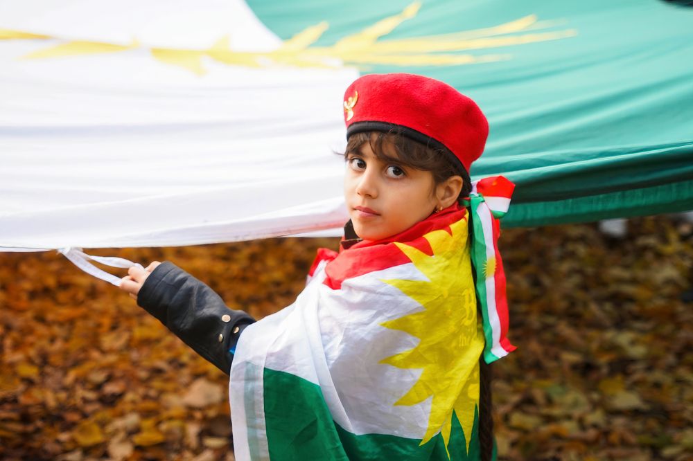 Девочка и флаг Родины