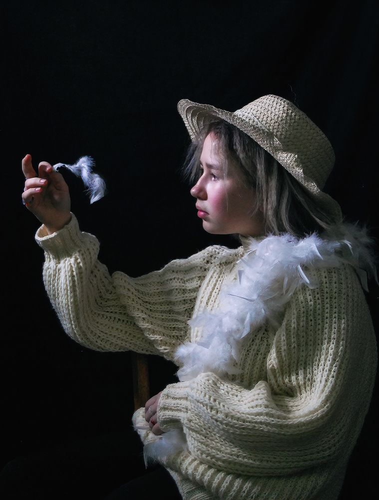 Девочка с перышком.