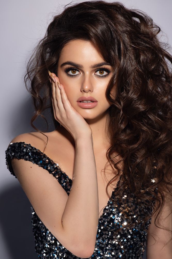 КРАСИВАЯ БРЮНЕТКА