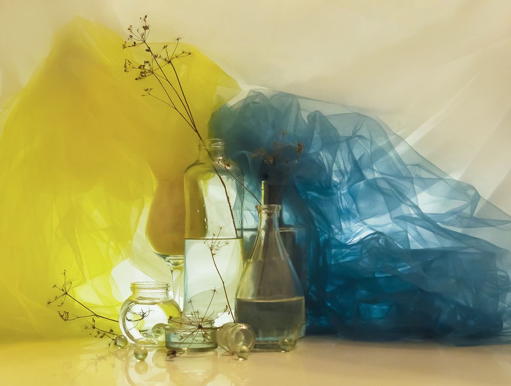 На контрасте.