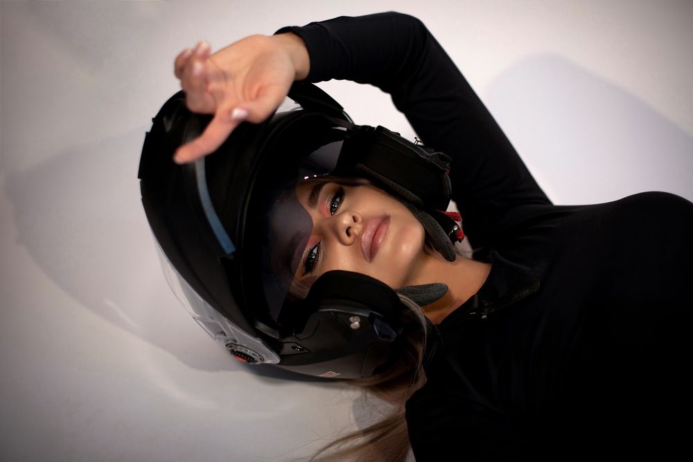 Девушка в шлеме