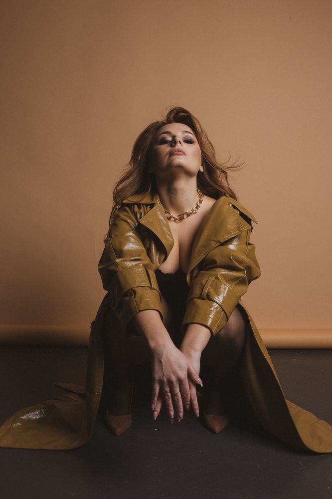 Elegance in her gaze and in every movement of the hand