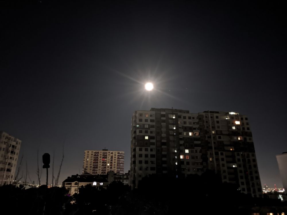 Photograph by Nesi Mi