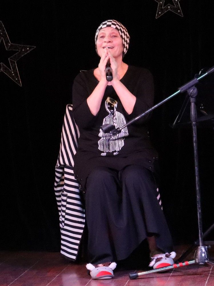 Катя Шимилева исполняет свои песни