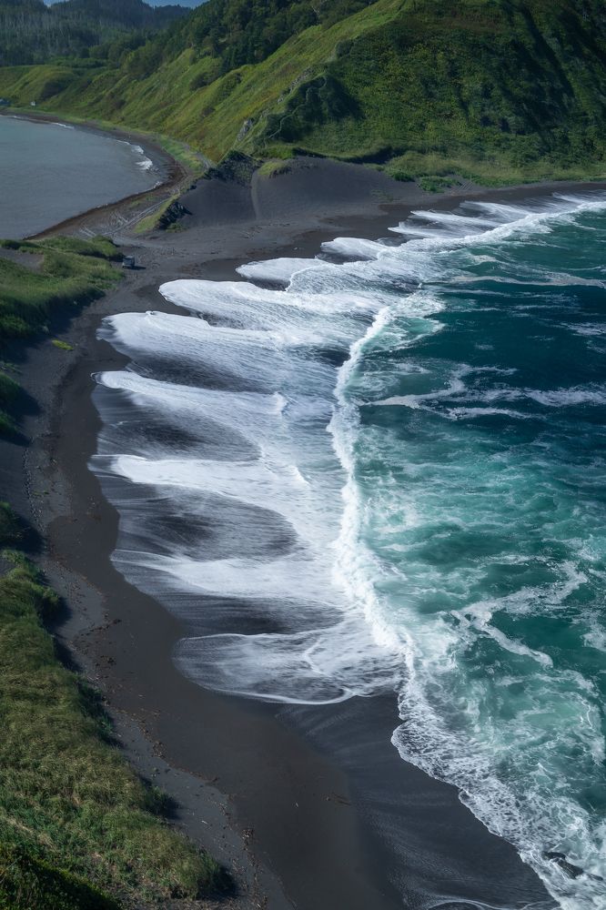 И цеплялось море за черные берега