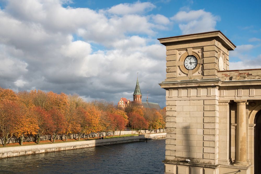 Часы бьют Осень.