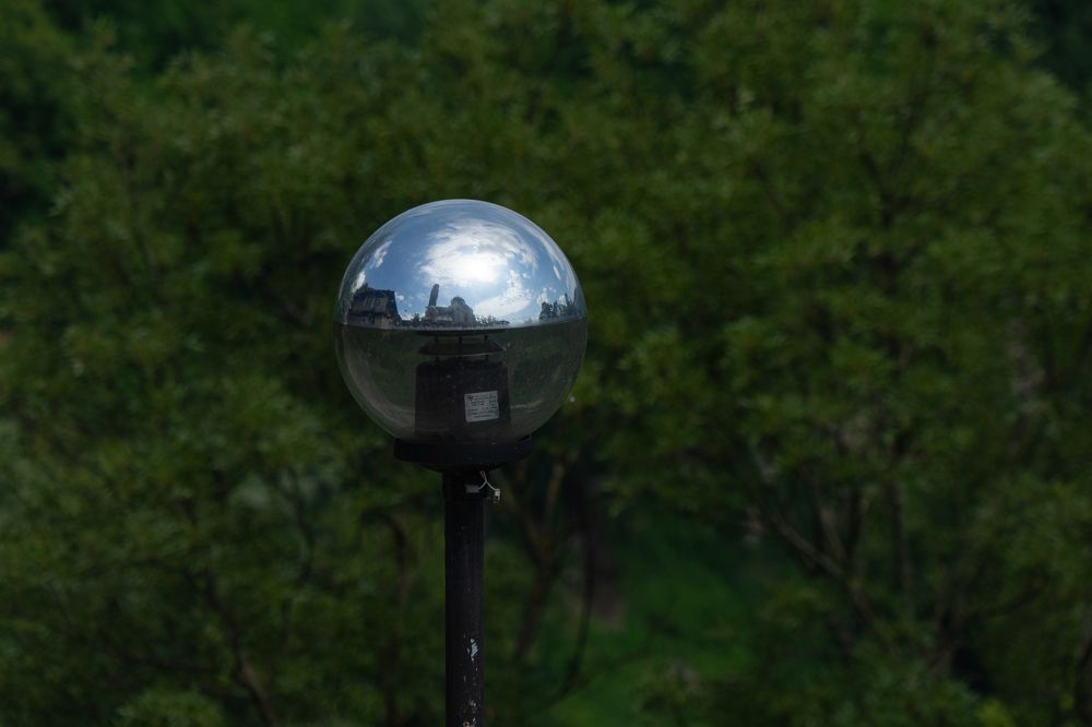 Фонарь. Ночью землю освещает, днем - храм божий отражает.