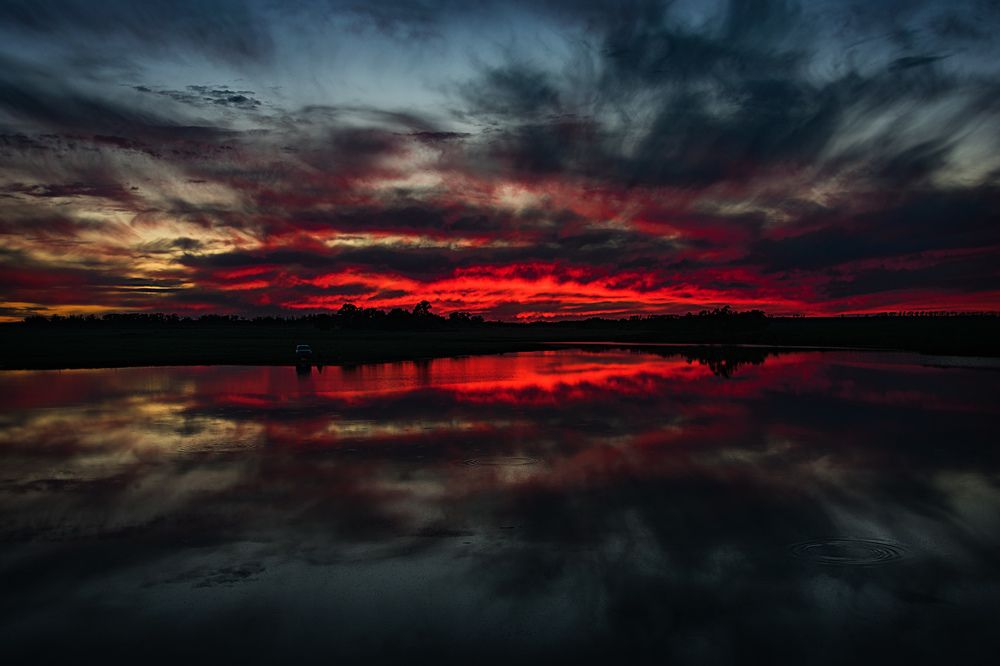 Закат купался...