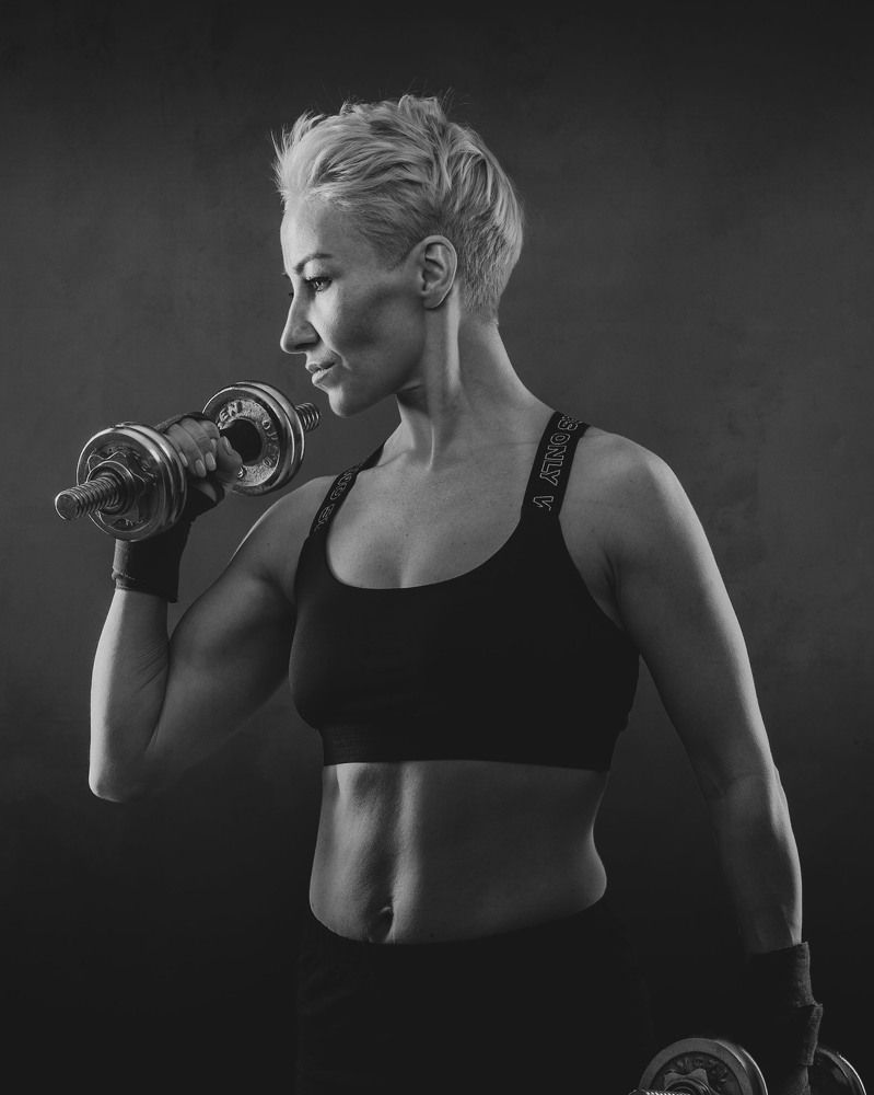Девушка с гантелями.