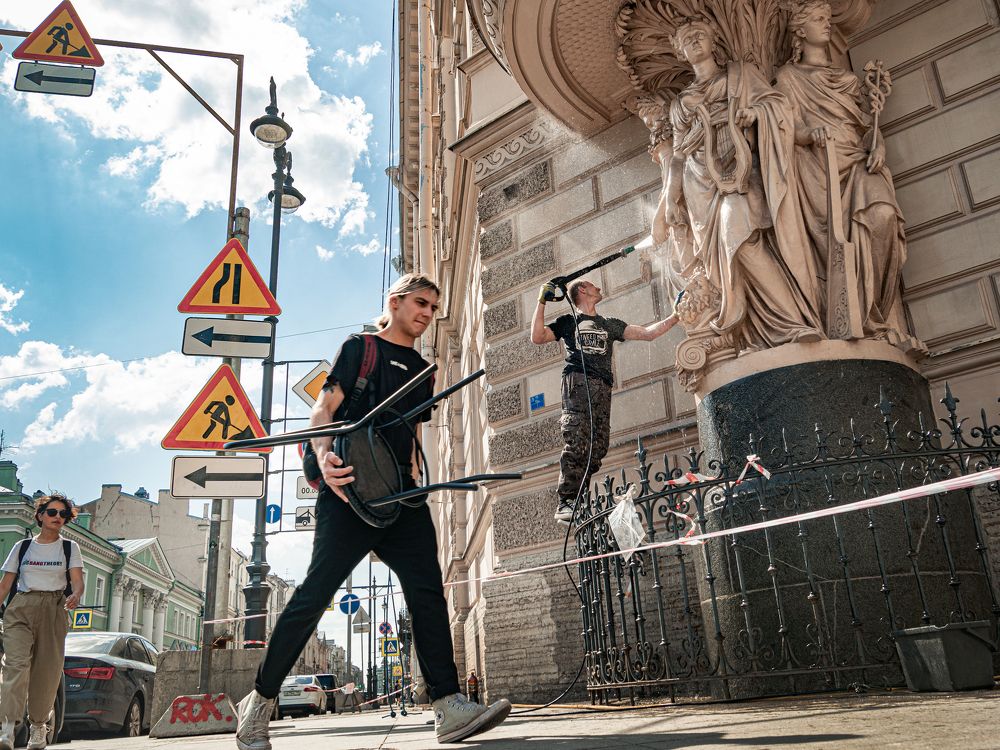 На улице Миллионной.