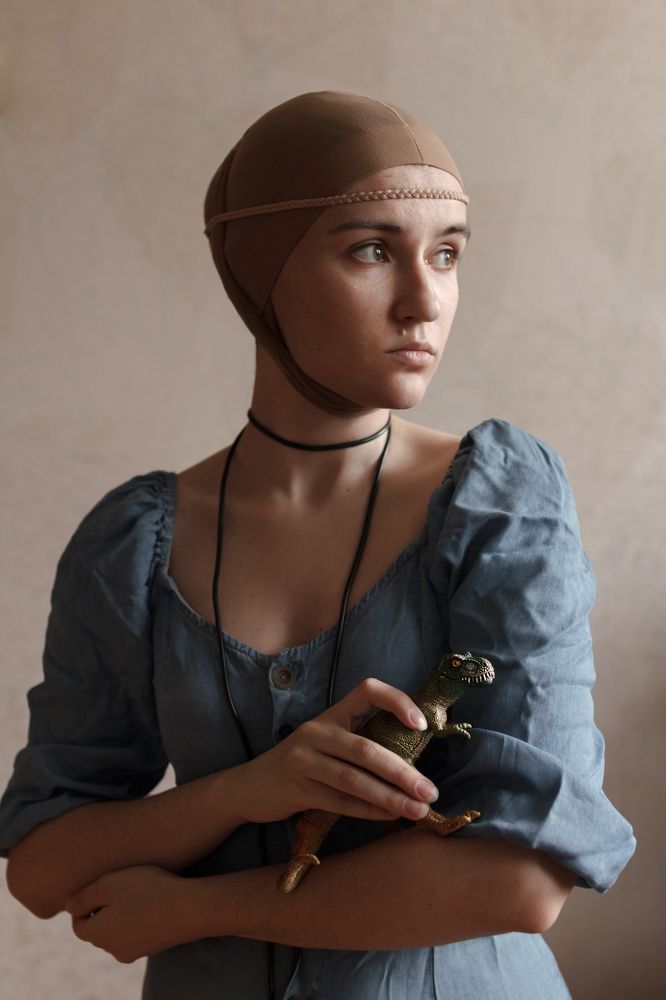 Дама с динозавром