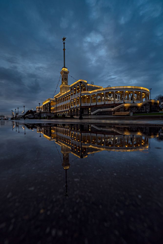 Северный Речной Вокзал и его отражение