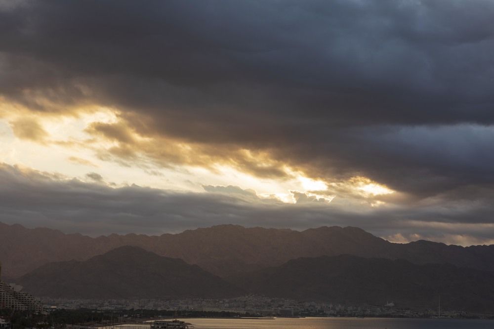 Восход над красным морем .