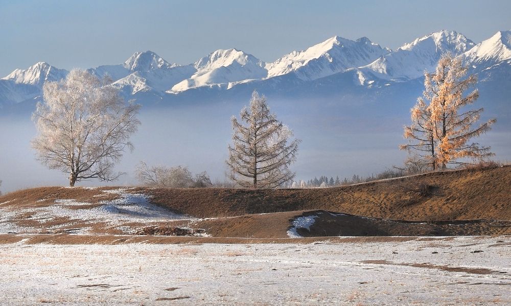 На фоне гор и облаков