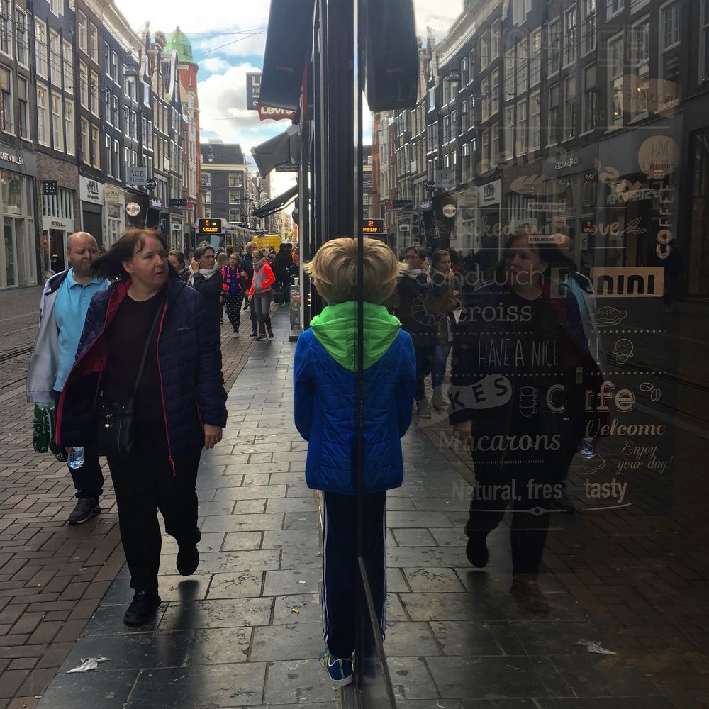 A boy between reality and virtual worlds