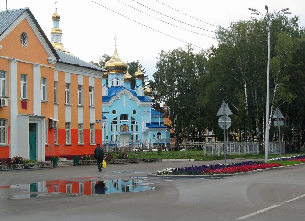 Разноцветная лужа