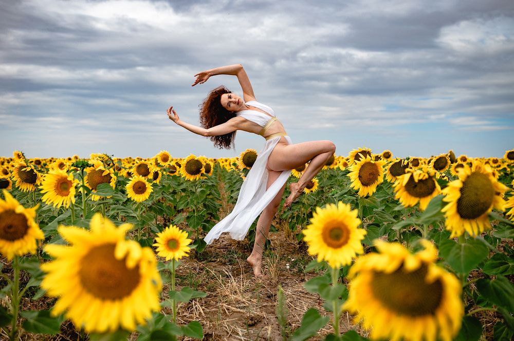 Юлия среди поля подсолнухов