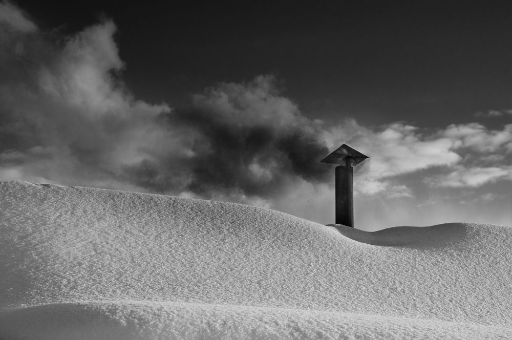 Труба, дым, ветер, снег