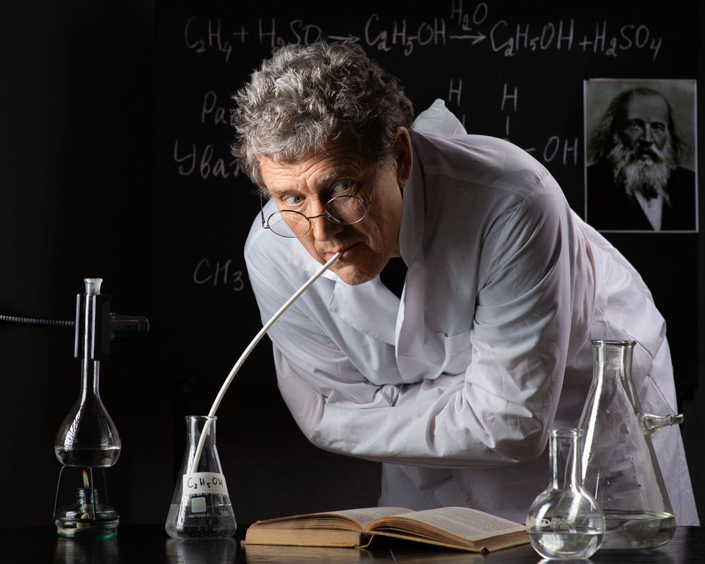 Сумасшедший химик-экспериментатор.