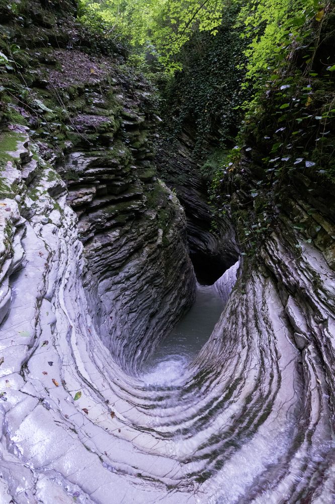 Водопад в скале