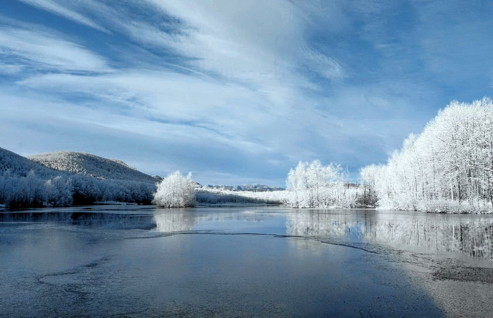 Утренние облака над озером