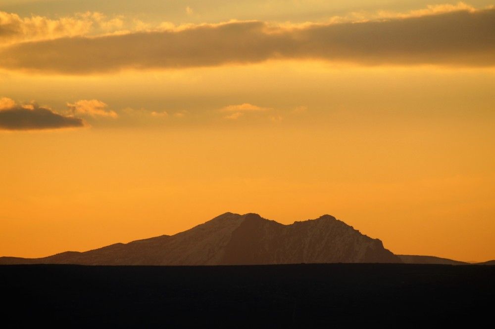 Восход солнца над горой