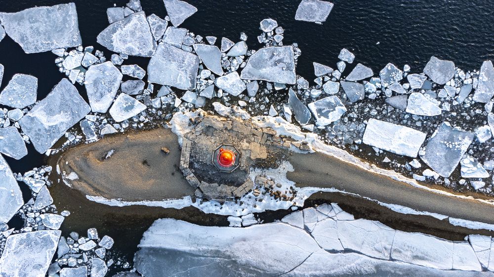 Кит во льдах