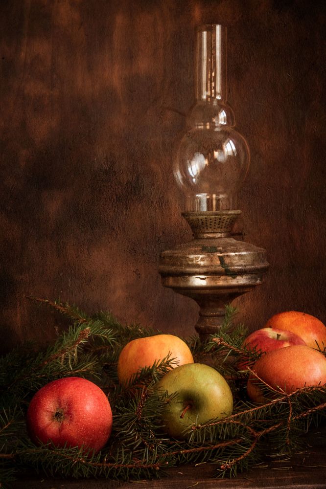 Яблоки и старая лампа.