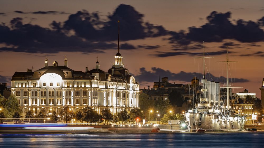 "Аврора" в предрассветном сумраке.