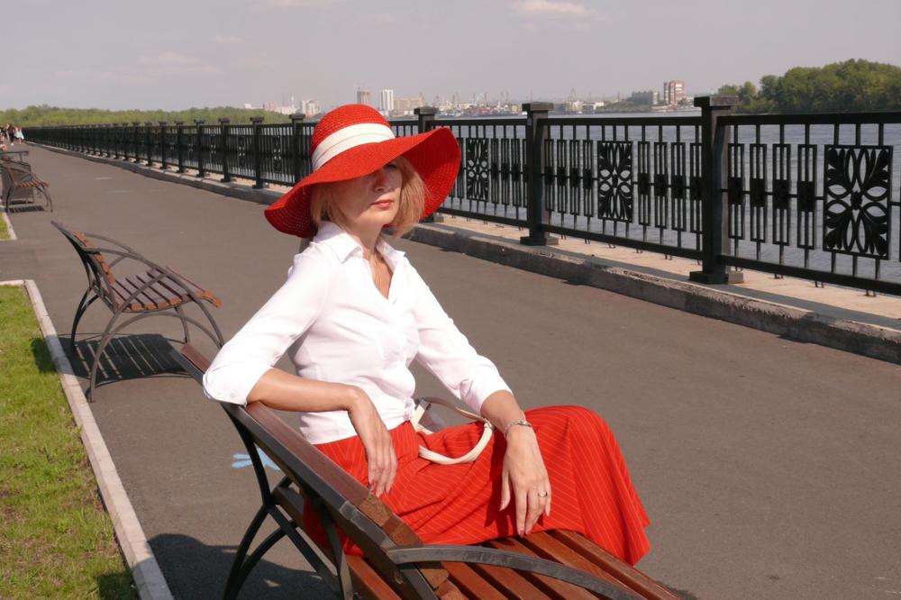 Девушка в красном