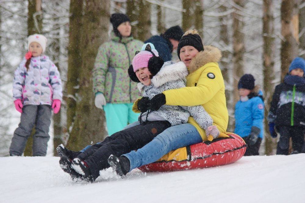 Катимся мы c горки С маленькой Сонькой. Ватрушка нас несёт вперед, Набирая полный ход, Аж захватывает дух. -Эге-гей!-кричим мы вслух, -Уходи с дороги! Бух! И мы - в сугробе!