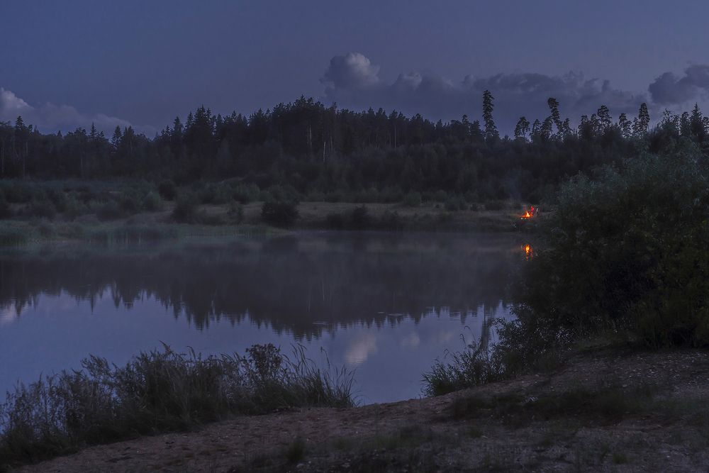 Костер на речном берегу