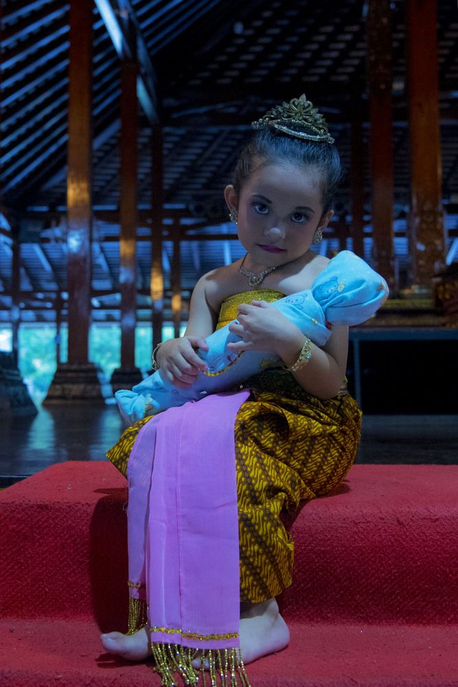Children's gambyong dancers
