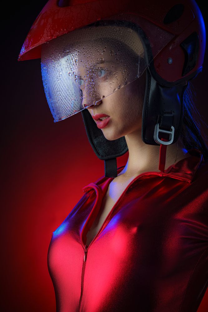 Девушка в красном шлеме