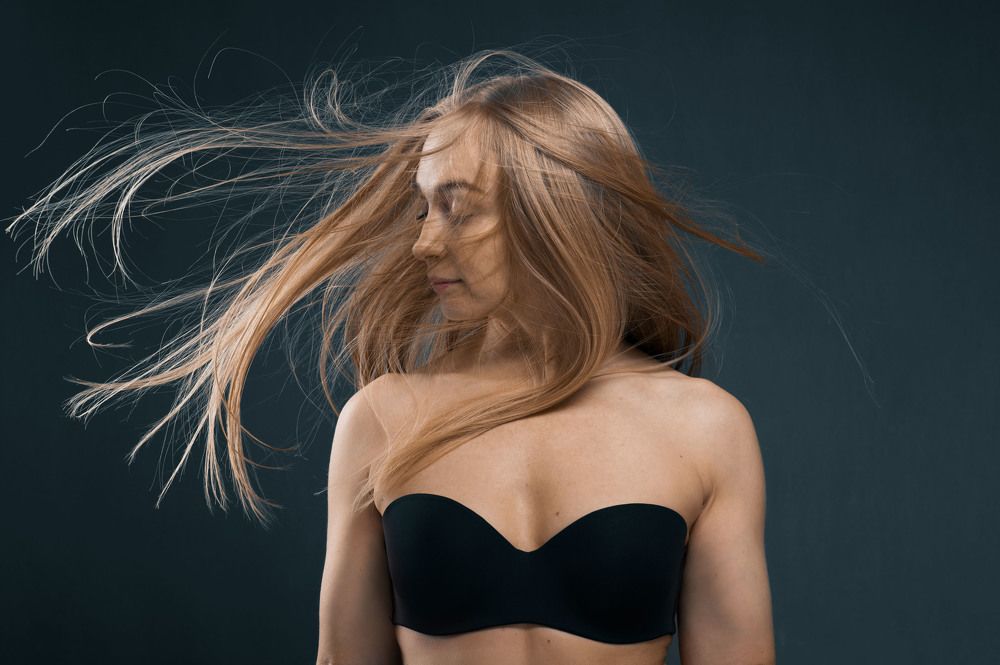 Девушка с развивающимися длинными волосами.