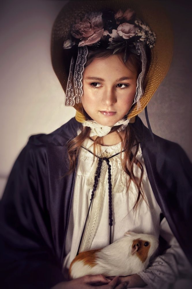 Девочка с морской свинкой