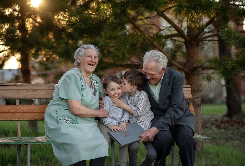 правнуки с прабабушкой и прадедушкой