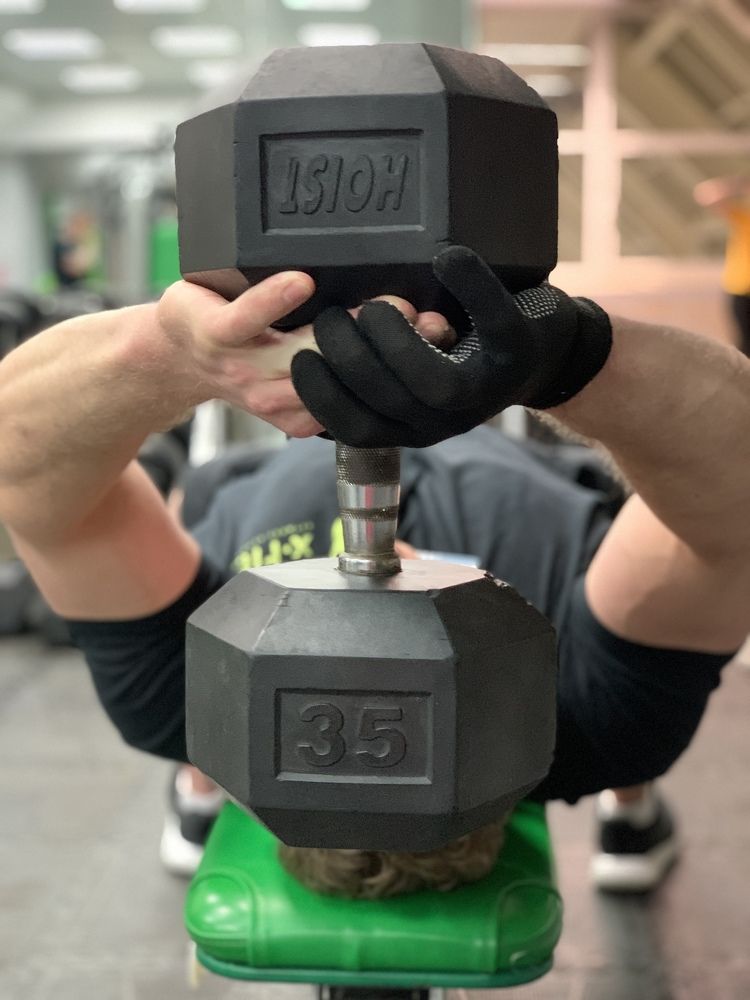 Пуловер лёжа с 35 кг гантелей.