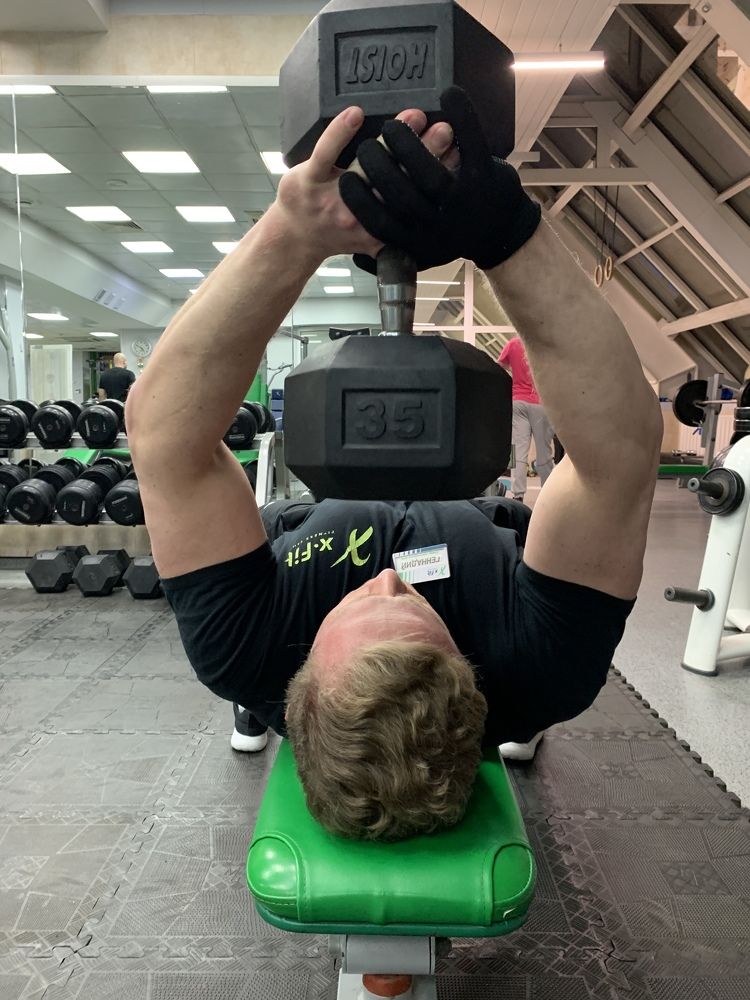 А Вам слабо? Пуловер лёжа с 35 кг гантелей.