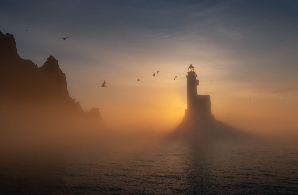 Рассвет у маяка...