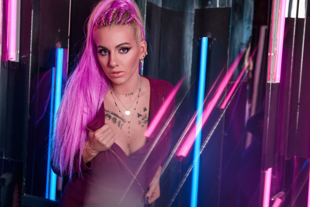 В бликах мадженты