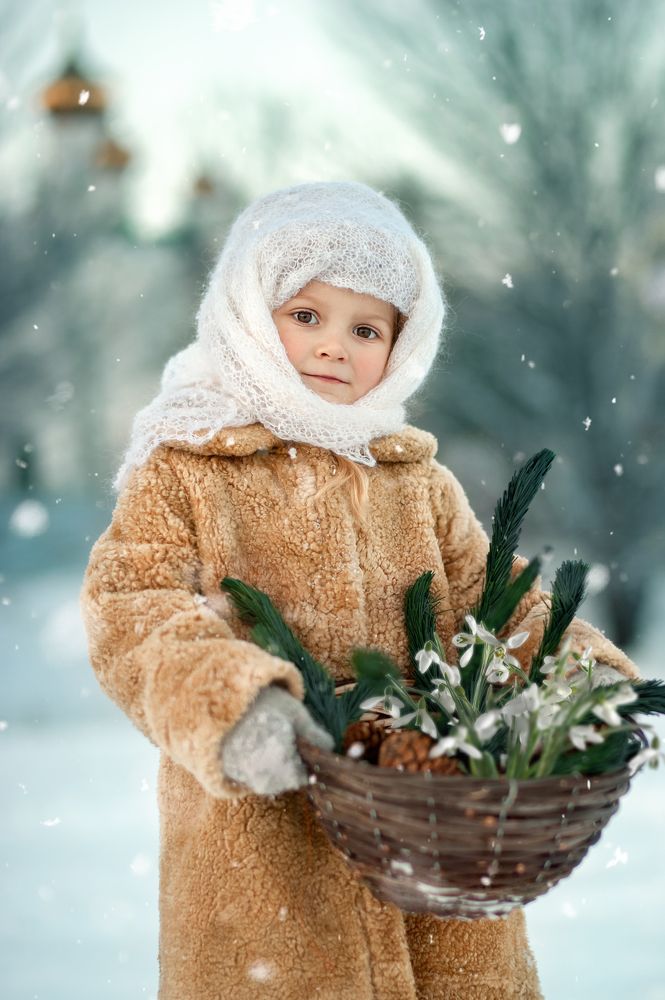 Девочка с подснежниками