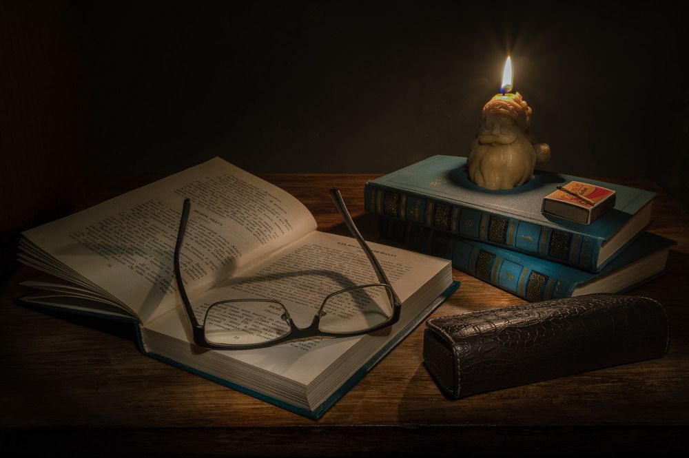 Натюрморт с книгами и свечой.