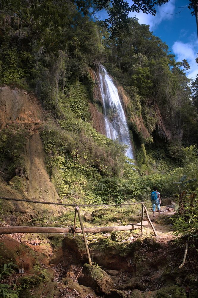 Куба. У водопада.