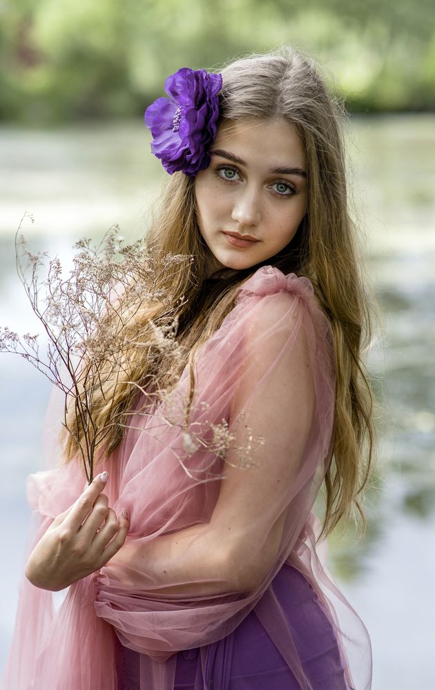 Девушка с фиолетовым цветком