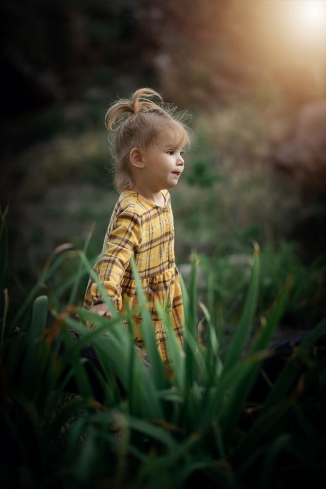 Василиса во дворе дома