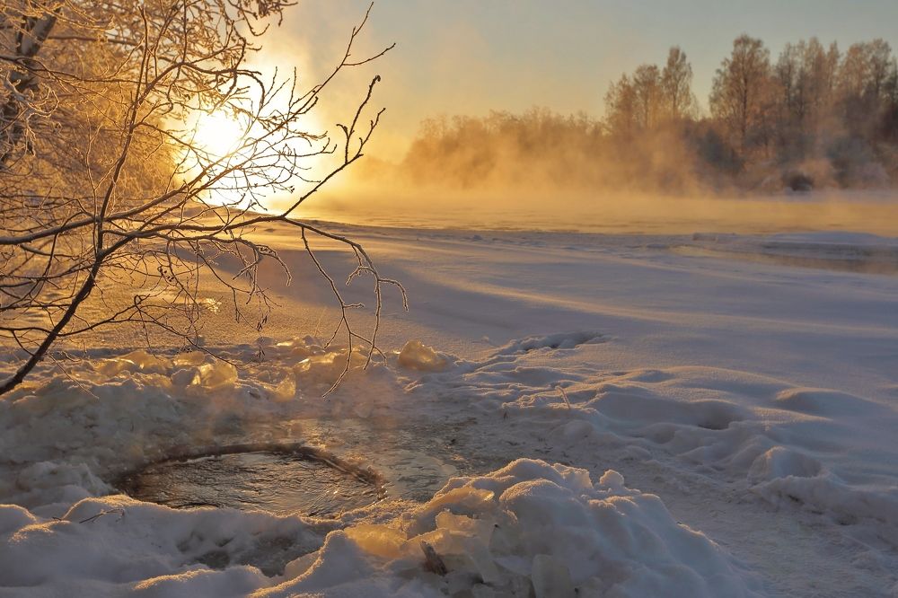Туманное солнце в морозный день.