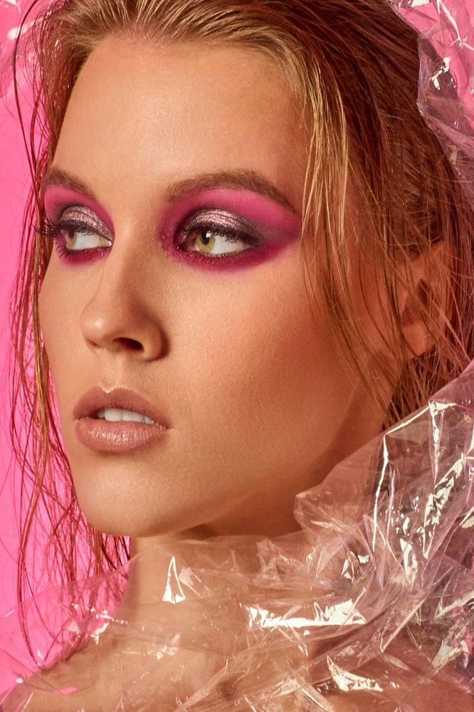 Целлофан в розовом .