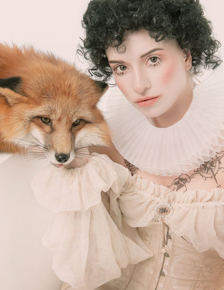 Девушка в рафе и ее лис